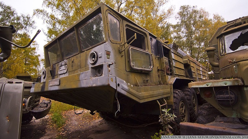 Военные машины в лесу
