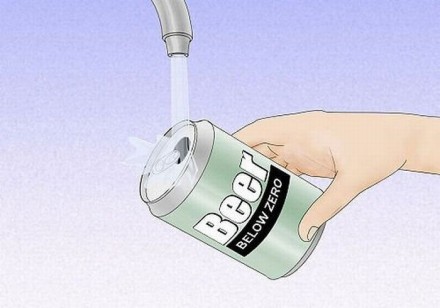 Промываем банку водой