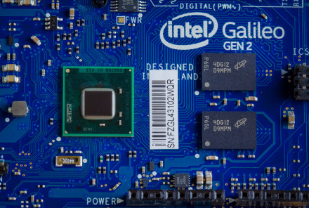 Горячее «сердце» системы – Intel® Quark™ SoC X1000 и две микросхемы памяти (DDR3, 256Mb).