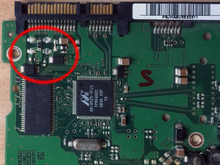 Вот пример платы от HDD Samsung, где пользователь решил самостоятельно устранить поломку, впаяв перемычку, и сжег процессор на PCB.
